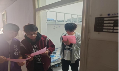 经济管理学院依托燎原社区进行防范传销小贴士宣传
