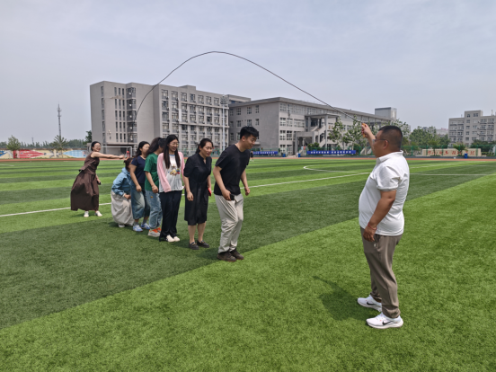 跃动绳彩 活力绽放——学府校区教职工运动会跳大绳比赛精彩落幕