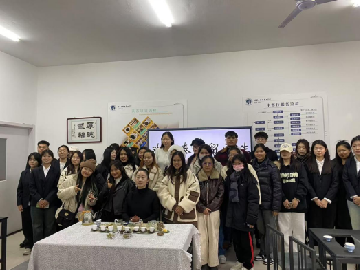 泰国研学生到经济管理学院体验茶艺课