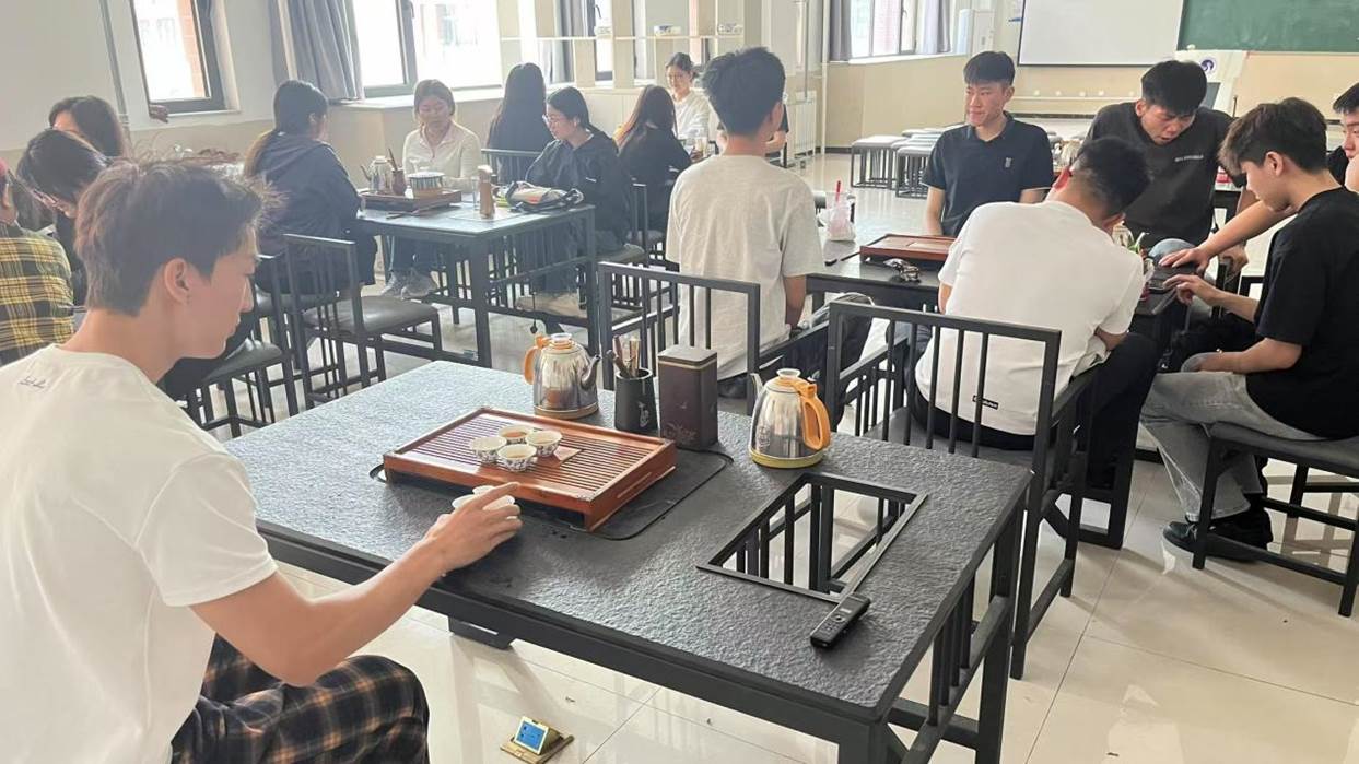 “进阶·茶技突破营”二次开放！学生趣味挑战茶艺新高度