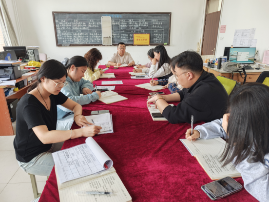 日常工作例会：安排部署工作，筑牢安全与教育防线