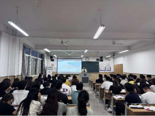 经济管理学院召开“身心皆安 青春如箭-大学生受益匪浅身心健康协调发展”主题班会